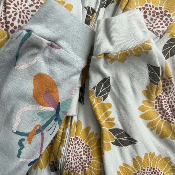 2 zipper pajamas baby girl Size 4T - Picture 3 of 5